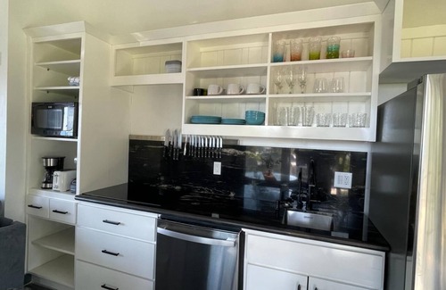 Antoneys Cay Casa | Elegant Guest house walking distance to beach, pool, snorkeling, kayak and more.