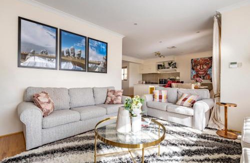 Coolbellup Casa | Elegant Hampton-Style Retreat , Tranquil Private Bedroom with Shared Bathroom