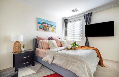 Coolbellup Casa | Elegant Hampton-Style Retreat , Tranquil Private Bedroom with Shared Bathroom