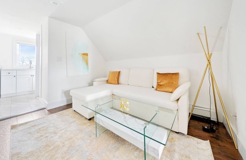 White Plains Casa | Elegant Hideaway Free Parking