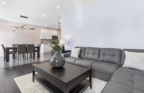 Niagara-on-the-Lake Casa | Elegant home with hot tub close to wineries, US border, shopping Niagara falls