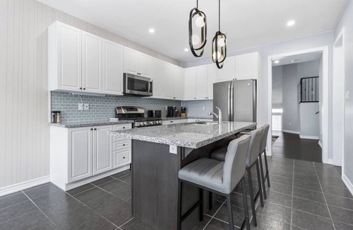 Niagara-on-the-Lake Casa | Elegant home with hot tub close to wineries, US border, shopping Niagara falls