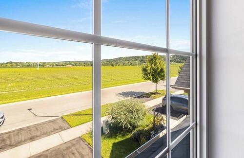 Niagara-on-the-Lake Casa | Elegant home with hot tub close to wineries, US border, shopping Niagara falls