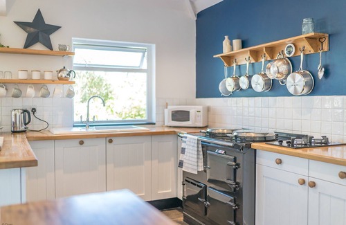 Llanbedr Cabaña | Elegant Holiday Cottage on the Banks of the River Artro | Artro