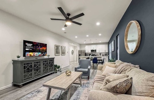 Kessler Casa | Elegant Home 3BD | Sleeps 12 | Free Parking
