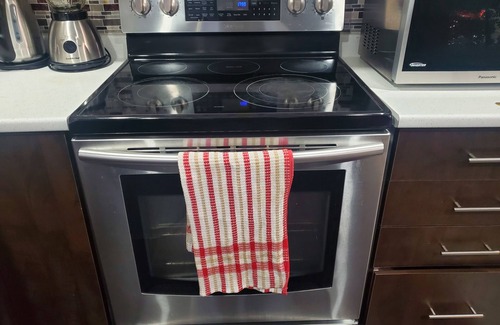 Brampton Casa | Elegant Home Away From Home. (Unit Apartment)