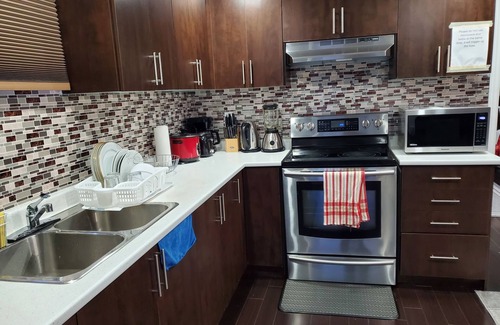 Brampton Casa | Elegant Home Away From Home. (Unit Apartment)