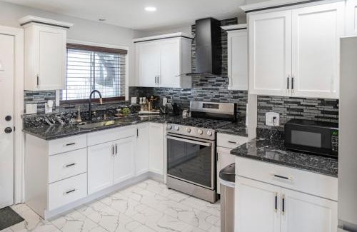 Wayne County Casa | Elegant Home Mins from DTW