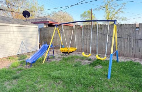 Wayne County Casa | Elegant Home Mins from DTW