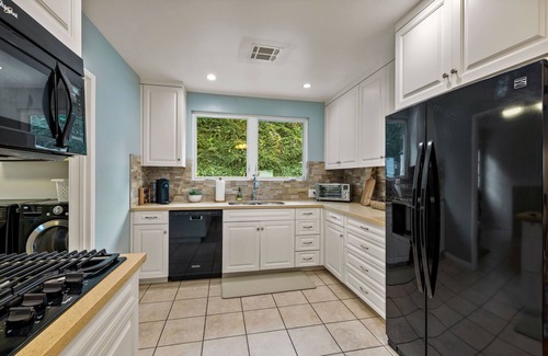 Ladera Heights Casa | Elegant Home w/Panoramic City Views & Outdoor Oasis near Sony, Apple, Google