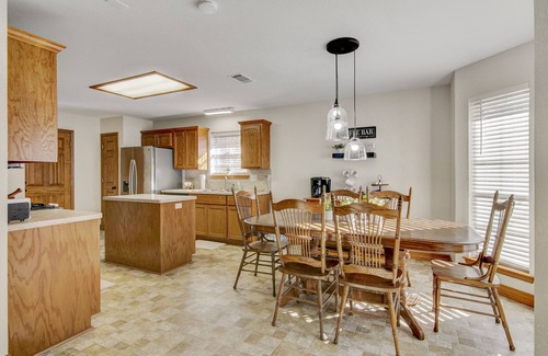 Voth Casa | Elegant Home with Amazing back patio. 3br / 2bth - sleeps 8.