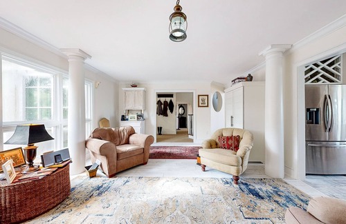 Epworth Acres Casa | Elegant house in St. Simons Island - two ponds, pool, & wood-burning fireplace