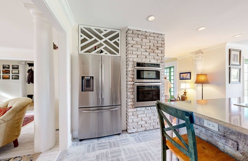 Epworth Acres Casa | Elegant house in St. Simons Island - two ponds, pool, & wood-burning fireplace