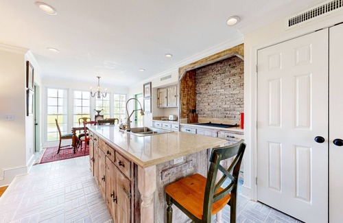 Epworth Acres Casa | Elegant house in St. Simons Island - two ponds, pool, & wood-burning fireplace