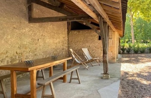 Ainay-le-Vieil Cabaña | Casa elegante con jardín privado, aire acondicionado y parking en Ainay-le-Vieil