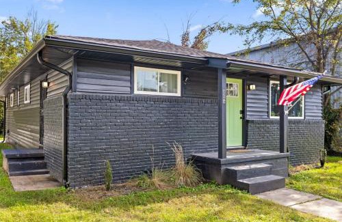 Chattanooga Casa | Elegant in Noir- Midcentury Modern Vibes