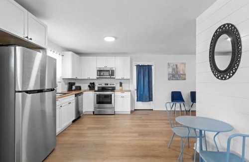 Chattanooga Casa | Elegant in Noir- Midcentury Modern Vibes