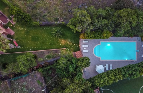 Pedara Villa | Elegante, en el pueblo, piscina privada, campo de fútbol