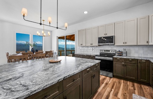 Sevierville Cabina | Elegant/Indoor Pool/Dog Friendly/Unbeatable View