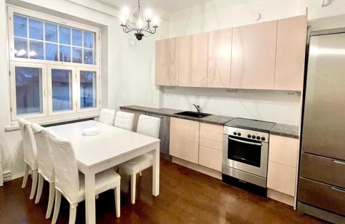 Kluuvi Apartamento | Elegant Jugend city retreat 79m2