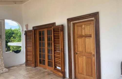 Montego Bay Apartamento | Elegant king bedroom suite in exclusive neighbourhood