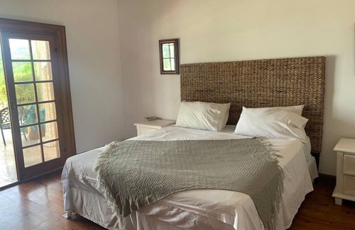 Montego Bay Apartamento | Elegant king bedroom suite in exclusive neighbourhood