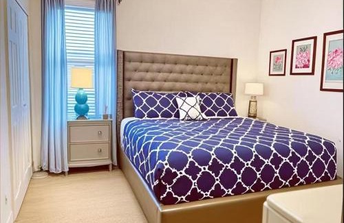 Loughman Casa | Elegant King or Queen Suite Rooms -Private Bath-5 Star Resort-Pool-SPA-Club-Disney-Water Park-WiFi-Smart TV