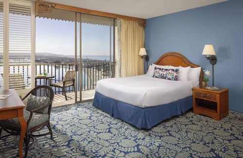 Crown Point Hotel | Elegant King Room with Bay Views at Catamaran Resort