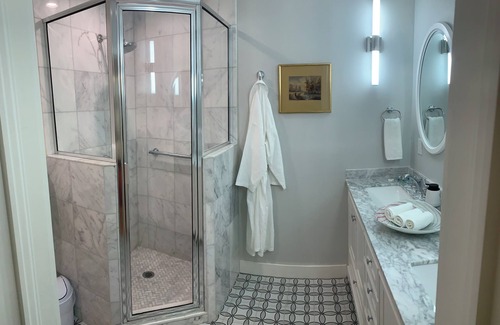 Hendersonville Cama Y Desayuno | Elegant King Size Suite In Historic Hendersonville House With Healthy Breakfast