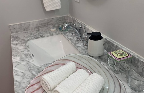 Hendersonville Cama Y Desayuno | Elegant King Size Suite In Historic Hendersonville House With Healthy Breakfast