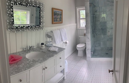 Hendersonville Cama Y Desayuno | Elegant King Size Suite in Historic Hendersonville Home With Gourmet Breakfast