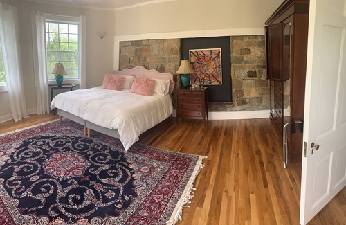Hendersonville Cama Y Desayuno | Elegant King Size Suite in Historic Hendersonville Home With Gourmet Breakfast