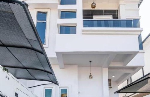 Ofin Casa | Elegant KING SIZE 4 beds duplex/ 24Hrs electricity