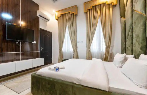 Ofin Casa | Elegant KING SIZE 4 beds duplex/ 24Hrs electricity