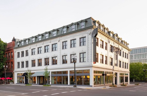 Buckman Neighborhood Apartamento | Elegant King Stay at Hotel Grand Stark | Pet-Friendly, Near Portland Rock Gym