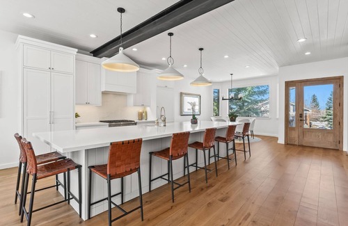 South Snyderville Basin Casa | Elegant Lakefront Haven: 4 Bedrooms, 5.5 Baths in Park City - Summer Getaway!