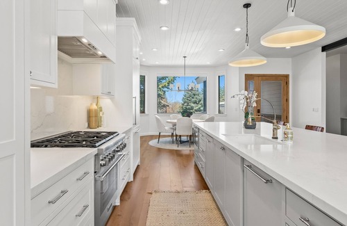 South Snyderville Basin Casa | Elegant Lakefront Haven: 4 Bedrooms, 5.5 Baths in Park City - Summer Getaway!