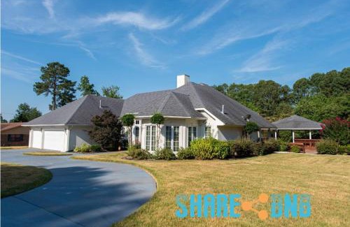 Little Rock Casa | Elegant Lakefront Home W Covered Patio