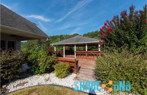 Little Rock Casa | Elegant Lakefront Home W Covered Patio