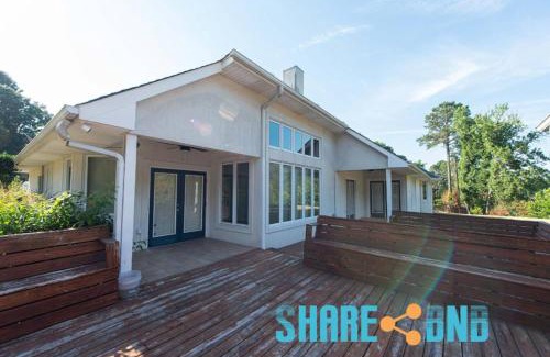 Little Rock Casa | Elegant Lakefront Home W Covered Patio