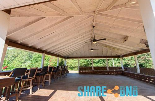 Little Rock Casa | Elegant Lakefront Home W Covered Patio