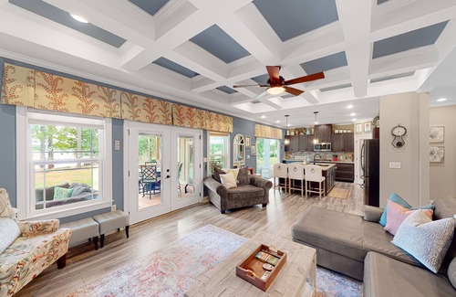 Saluda Casa | Elegant lakefront home with fast WiFi, large yard & dock