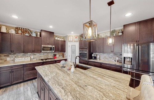 Saluda Casa | Elegant lakefront home with fast WiFi, large yard & dock
