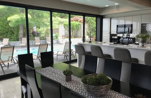 Lake Ozark Casa | Elegante Lakeside Executive Estate Home-Sleeps 20, Pool-Tennis