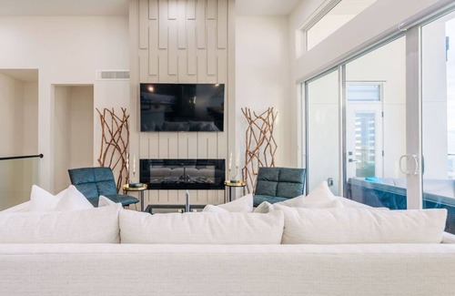 Black Mountain Casa | Elegant & Lavish Kelowna Escape