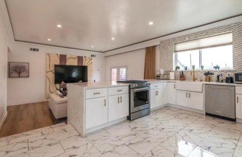 Los Angeles Casa | Elegant Living Private Room in Modern Home 9