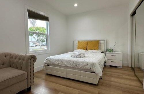 Los Angeles Casa | Elegant Living Private Room in Modern Home 9