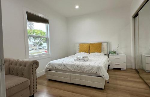 Los Angeles Casa | Elegant Living Private Room in Modern Home 9