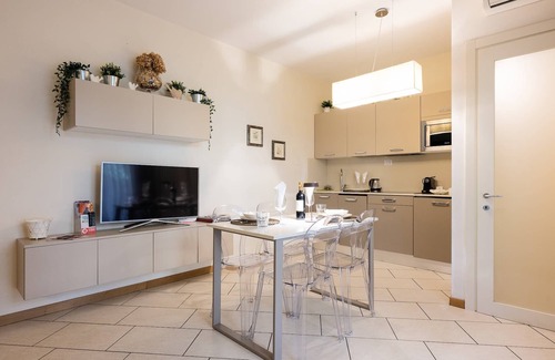 Isolotto Apartamento | Elegant Location + PARKING!