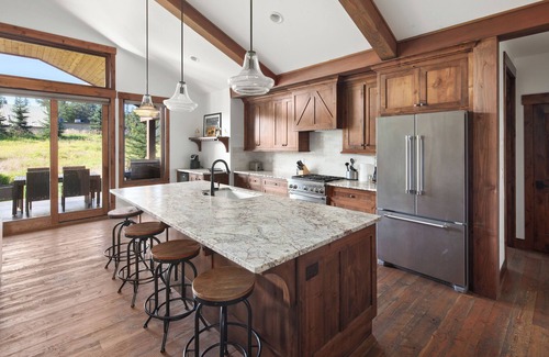 Whitefish Apartamento | Elegant Lodge-Managed Home | Pool, Spa, Lakefront & Near Viking Creek Preserve